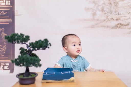 格尔木怀孕肚子中间凹两边凸