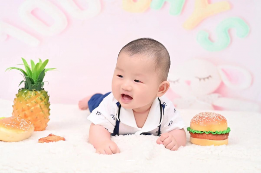 格尔木宝宝在妈妈肚子里
